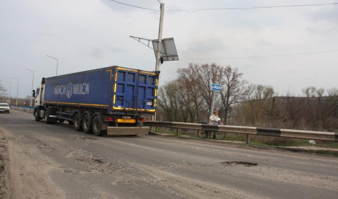 Обмеження руху для вантажівок: перелік місць відстою транспортних засобів у Луганській області