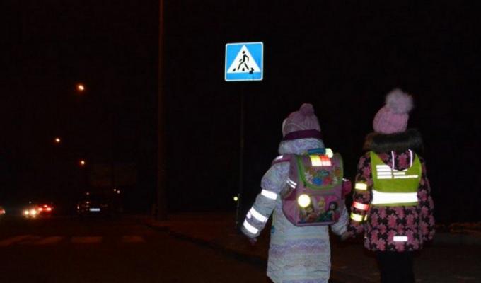 Пішоходи зобов'язані носити світлоповертальні елементи в умовах недостатньої видимості