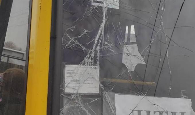 «Режим тиші»: російська армія обстріляла евакуаційний автобус, який віз людей з Лисичанська. З цього міста евакуйовані близько 1300 жителів за день