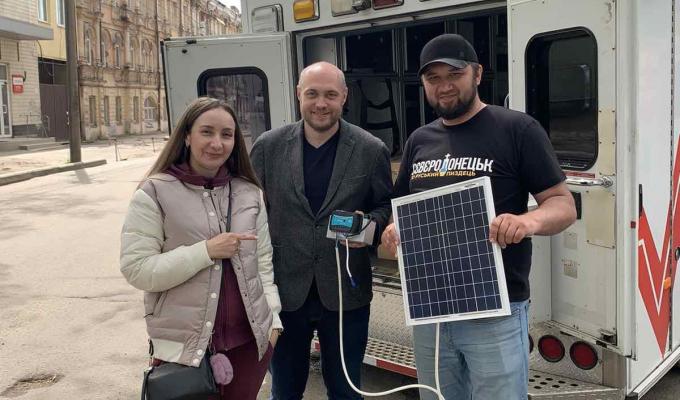 Тепер мобільник у бомбосховищах Луганщини можна «зарядити від Сонця»