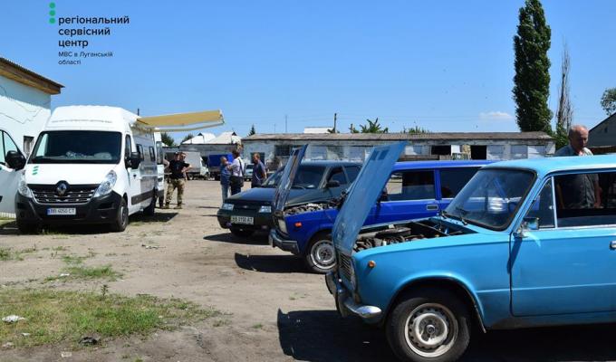 Мобільний сервісний центр МВС працює в прифронтових районах Луганщини 