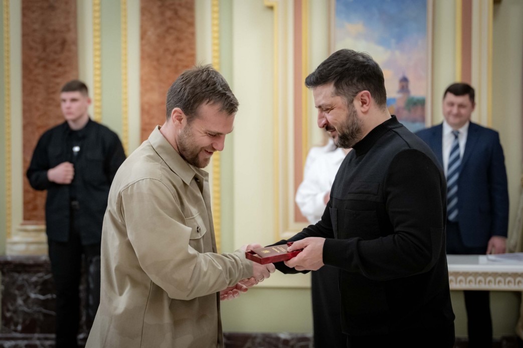 Бронзовому призеру Ігор Нескорених Денису Смольнікову зі Сватового Президент України вручив орден «За мужність» ІІІ ступеня 