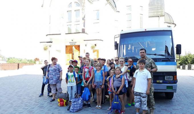 Зарваницький духовний центр, за сприяння військових, прийняв на відпочинок діток з Луганщини