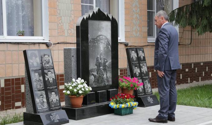 Юрій Гарбуз на Старобільщині вшанував пам'ять загиблих прикордонників