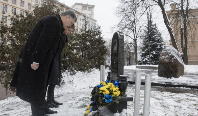 Президент разом з дружиною вшанували пам’ять загиблих під час Революції Гідності Сергія Нігояна та Михайла Жизневського