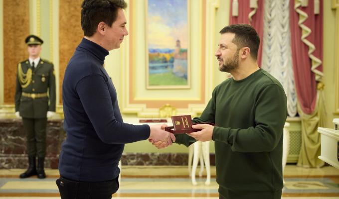 Рятував життя військових та містян у напівзруйнованій Попасній – Глава держави відзначив внесок нашого лікаря