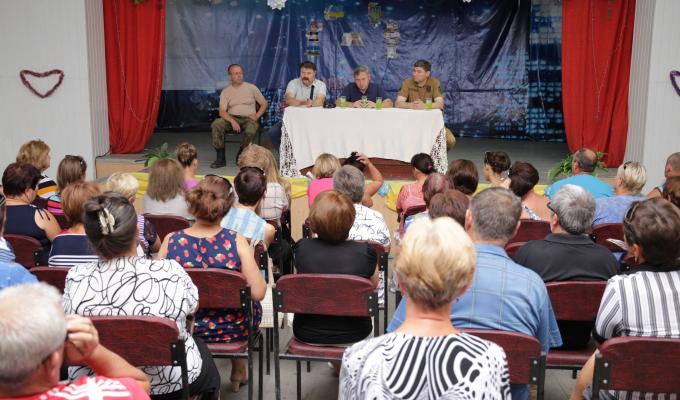 Мешканці прифронтового Кримського матимуть оновлену  школу, власний санітарний автомобіль та тепло взимку - Юрій Гарбуз провів прийом громадян