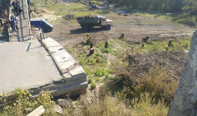 Єднаємо Луганщину: продовжується виконання відновлювальних робіт біля зруйнованої частини мосту