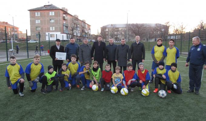 У прифронтовому Щасті відкрили оновлений спортивний майданчик