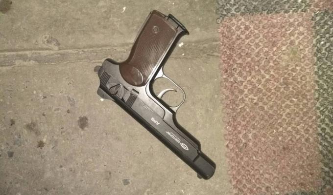 На Луганщині поліцейські затримали чоловіка, який погрожував їм пістолетом