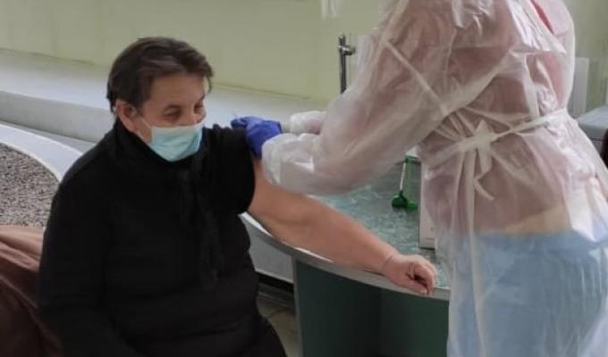 Пенсіонери отримують щеплення від коронавірусу у відділеннях Укрпошти у Луганській області