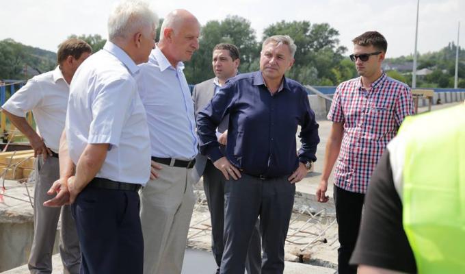 Очільник області оглянув стан капітального ремонту мосту у Старобільську