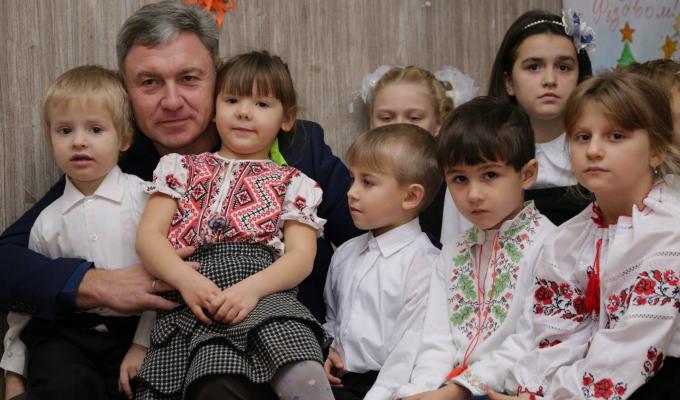 Юрій Гарбуз привітав дітей Новоайдарського району з Днем Святого Миколая Чудотворця