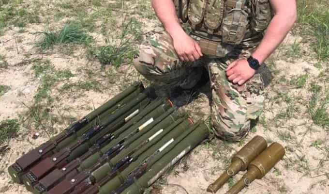 На Луганщині СБУ викрила схованку бойовиків з гранатометами та боєприпасами 