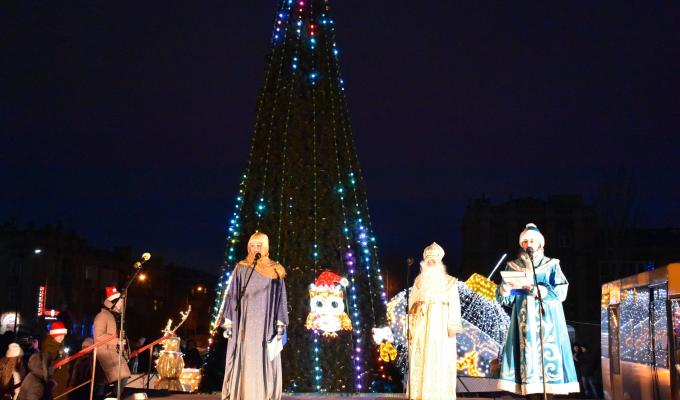 На Луганщині зустріли Вефліємський Вогонь Миру та відкрили головну ялинку Сєвєродонецька