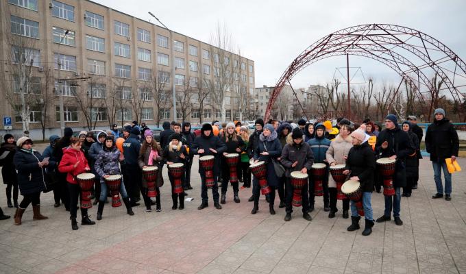 Почути голоси постраждалих від насильства: у Сєвєродонецьку відбувся флеш-моб у рамках акції «16 днів проти насильства»