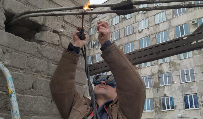 Сергій Гайдай: усі комунальні служби та енергетики працюють над налагодженням комунікацій після ворожих обстрілів. У сєвєродончан газ з’явиться вдень