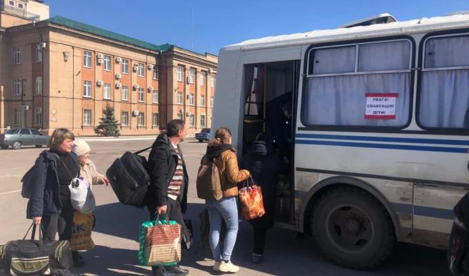 Із Рубіжного евакуйовані ще 150 жителів, із Кремінної – 109, одного важкопораненого перевезено до лікарні в Лисичанську, – Сергій Гайдай