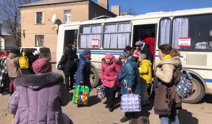 Ми направили на погодження п’ять «гуманітарних коридорів», намагатимемося вивезти людей навіть з Попасної, Гірського та Нижнього, але чекаємо на «режим тиші», - Сергій Гайдай