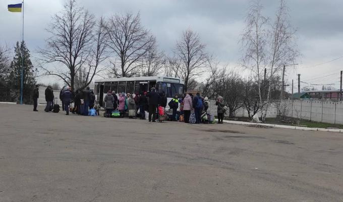 Понад 1 220 жителів Луганщини прямують до безпечних регіонів країни, – Сергій Гайдай