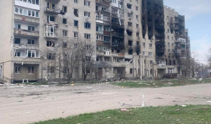 Потужний обстріл Попасної: евакуювали лише трьох осіб – автівка виїхала на повністю спущених шинах