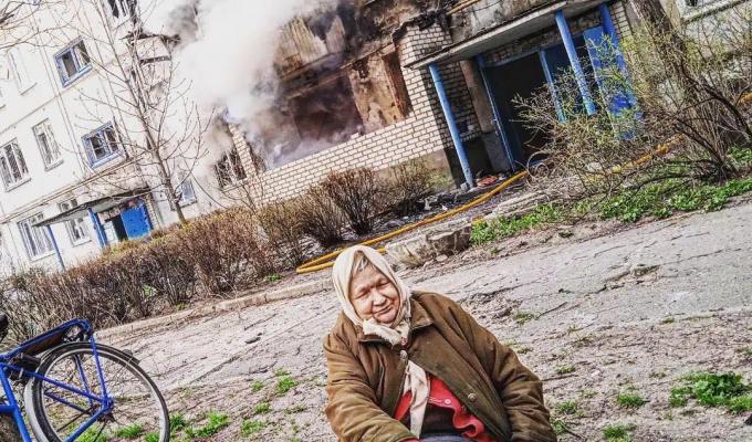 Із підвалу палаючої багатоповерхівки рятувальники Сєвєродонецька евакуювали 84-річну бабусю