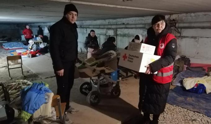 Червоний Хрест України у Луганській області годує людей у бомбосховищах