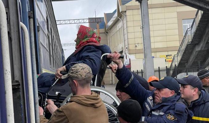 Із Лисичанська сьогодні евакуювали близько 50 літніх та маломобільних людей, - Сергій Гайдай