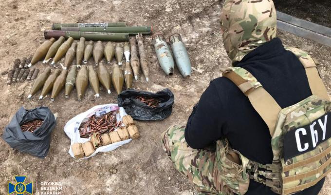 СБУ виявила нові схрони бойовиків з артилерійськими і танковими снарядами 