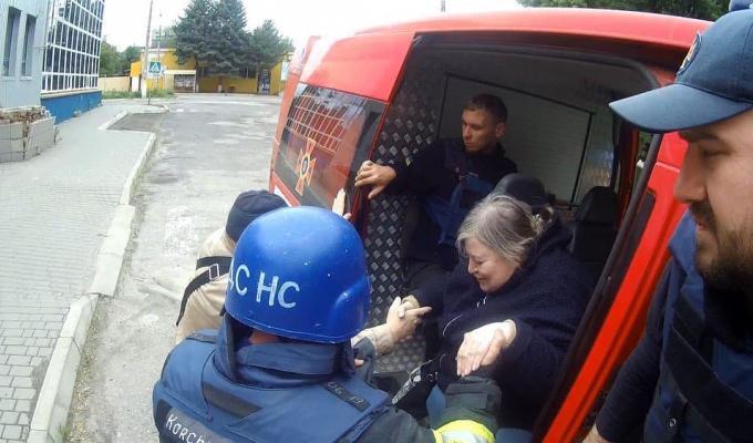 Евакуювали трьох жителів Лисичанська, сєвєродончанин задля порятунку проїхав 65 км на велосипеді, - Сергій Гайдай