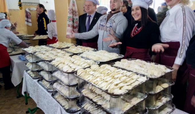 У Кремінній встановлено рекорд України з ліплення вареників