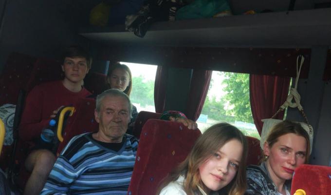 Волонтери евакуювали 12 жителів Привілля