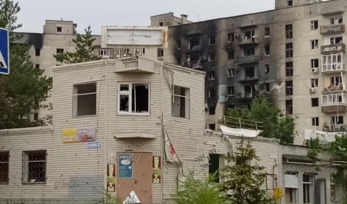 Сергій Гайдай: росіяни наближаються до Лисичанська, закріплюючись у населених пунктах неподалік, місто обстрілюють авіацією