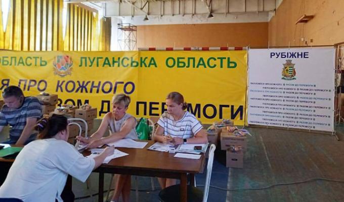 У гуманітарному штабі для переселенців з Рубіжного вже зареєструвалися майже 4 000 осіб, тільки у Дніпрі видано понад 350 продуктових наборів