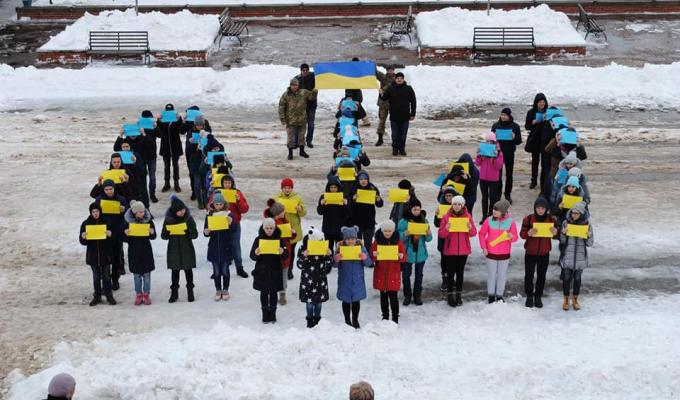 Станиця Луганська приєдналась до флешмобу #Тризубгуртує