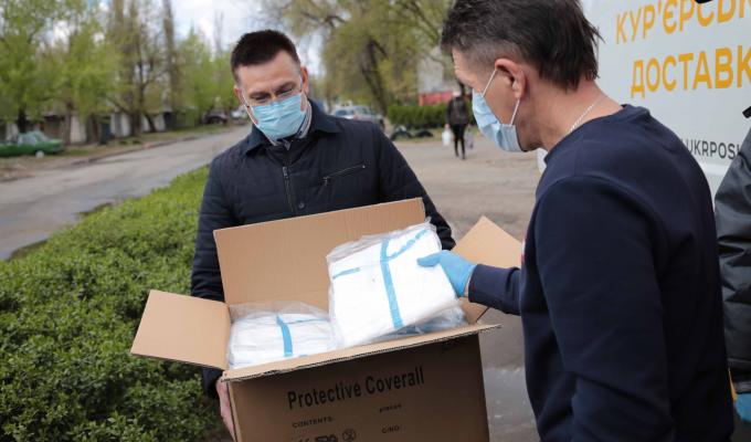 Лікарні Луганщини отримали чергову допомогу для протидії COVID-19: Укрпошта доставила вантаж безкоштовно