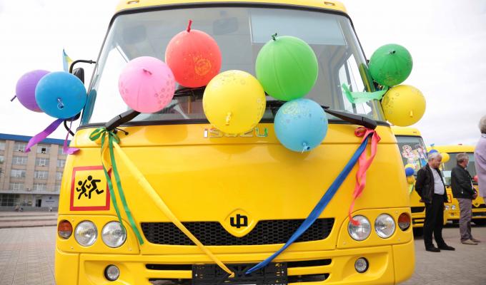 Сергій Гайдай передав громадам чотири шкільні автобуси, пристосовані для перевезення школярів з обмеженою здатністю до пересування 