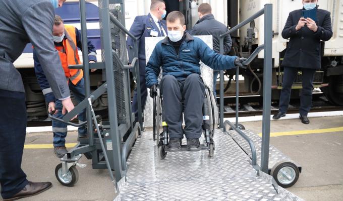 Повноцінне життя не можливе без руху: маломобільні люди зможуть комфортніше подорожувати залізницею