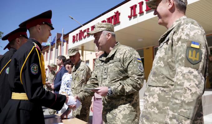 Командувач ОС генерал-лейтенант Сергій Наєв привітав випускників Луганського обласного ліцею-інтернату «Кадетський корпус імені героїв Молодої гвардії»  