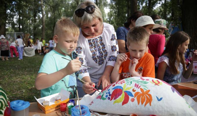 На Луганщині пройшов фестиваль української іграшки та гри