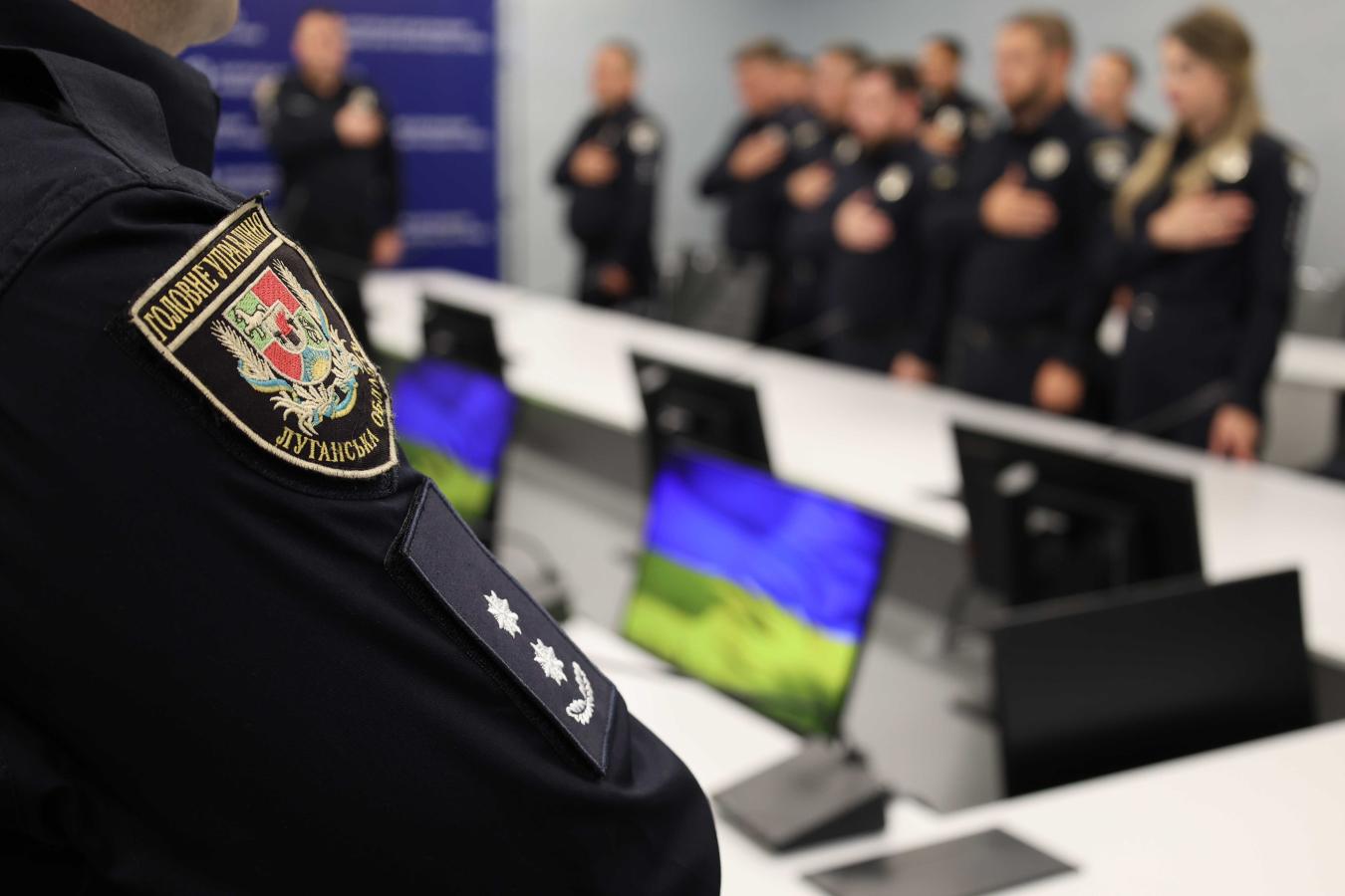 Ті, хто стоїть на варті спокою громадян у тилу та на передовій, – Олексій Харченко вручив відзнаки поліцейським Луганщини