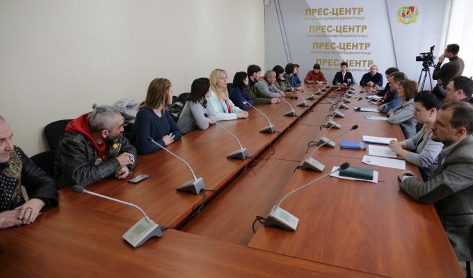 Активісти Потягу Єднання України поспілкувалися з освітянами та громадськістю Луганщини