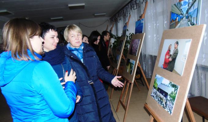 До Попаснянського району завітала мобільна виставка японської фотографії