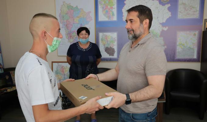Дітям загиблих воїнів, які відмінно навчатимуться, Сергій Гайдай подарує ноутбуки