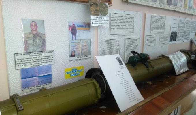 У Попаснянському краєзнавчому музеї відкрили тематичну виставку «Вони для нас виборюють життя»