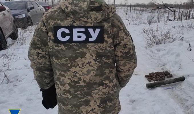 На Луганщині СБУ виявила два схрони з артилерійськими снарядами та гранатометними пострілами