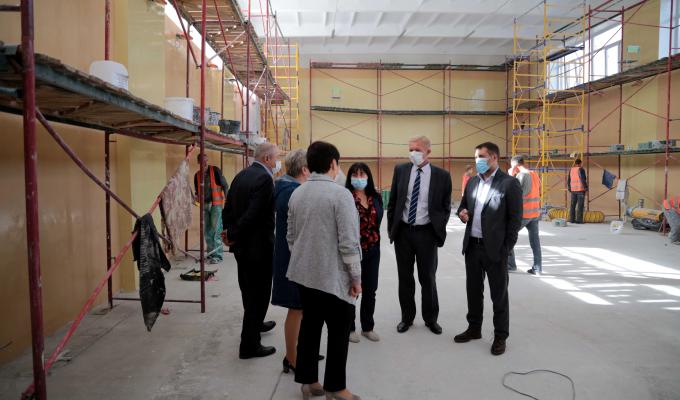 Велике будівництво на Луганщині: Сергій Гайдай проінспектував хід робіт стадіону «Нива» і шкільного спортзалу у Станиці Луганській та приймального відділення у Сватівській районній лікарні