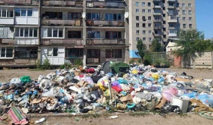 «Чисті п’ятниці»? Пропагандистські постановки скінчилися – сміття в Сєвєродонецьку ніхто не вбирав. Окупаційна влада примушує населення щотижня робити це безкоштовно