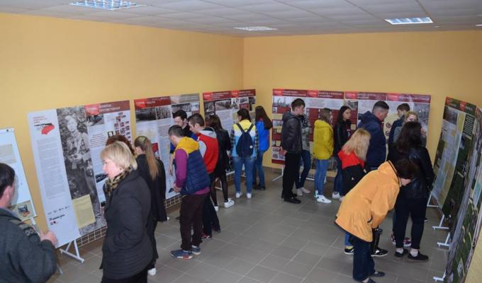 Більш ніж місяць пересувна виставка про УПА подорожує районами Луганщини