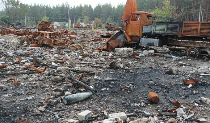 Окупаційна влада звітує про виплату компенсації за зруйноване житло 60 сім’ям, водночас з міст позникали підрядники, які взяли передплату за відбудову – багатоповерхівки затоплюються дощами